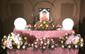 久保山霊堂・一日葬・通夜・告別式のあるお葬式での写真・家族葬・密葬・一般葬・生花祭壇イメージ