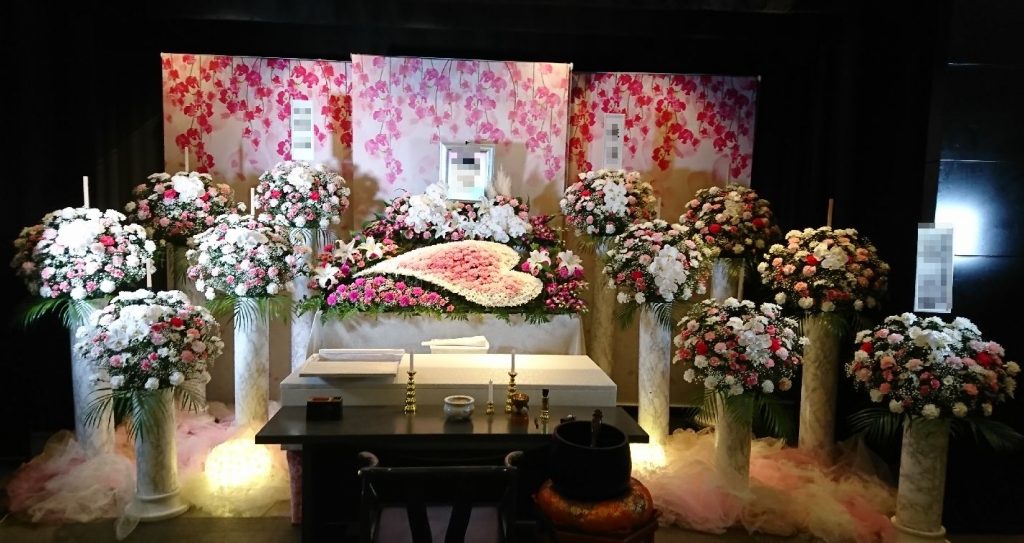 横浜市北部斎場・生花祭壇・花暦（愛情）モデル施工事例写真