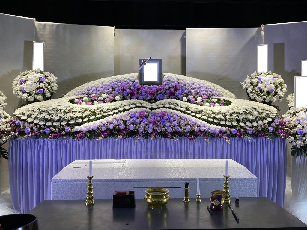 横浜市北部斎場・生花祭壇・花言葉（カトレア）モデル施工事例写真